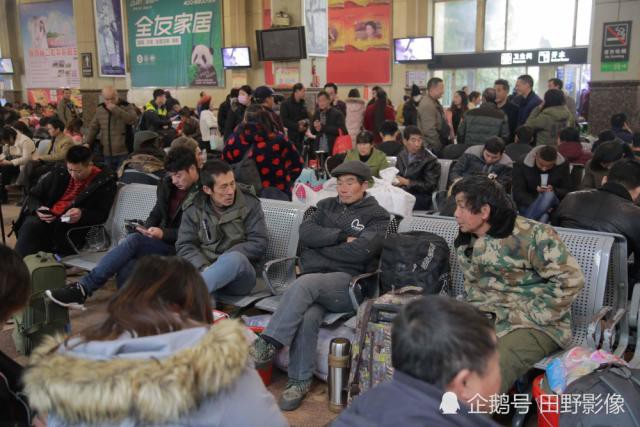 Trung Quốc: Những hình ảnh khiến nhiều người ngao ngán khi ra đường vào dịp năm mới